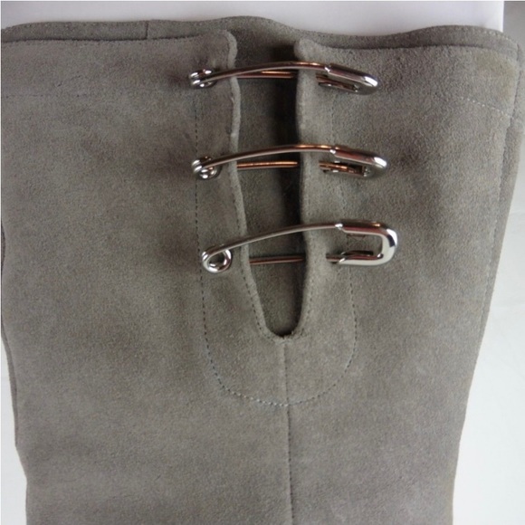 Captivate your onlookers with these sleek Katy Perry over-the-knee boots. Size 5 - Picture 2 of 5